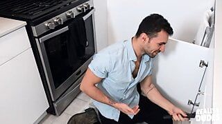 Ian Greenes Hintern ist so sexy, dass der Klient, der sein Waschbecken reparieren lassen wollte, sich nicht helfen kann - Reality-Typen