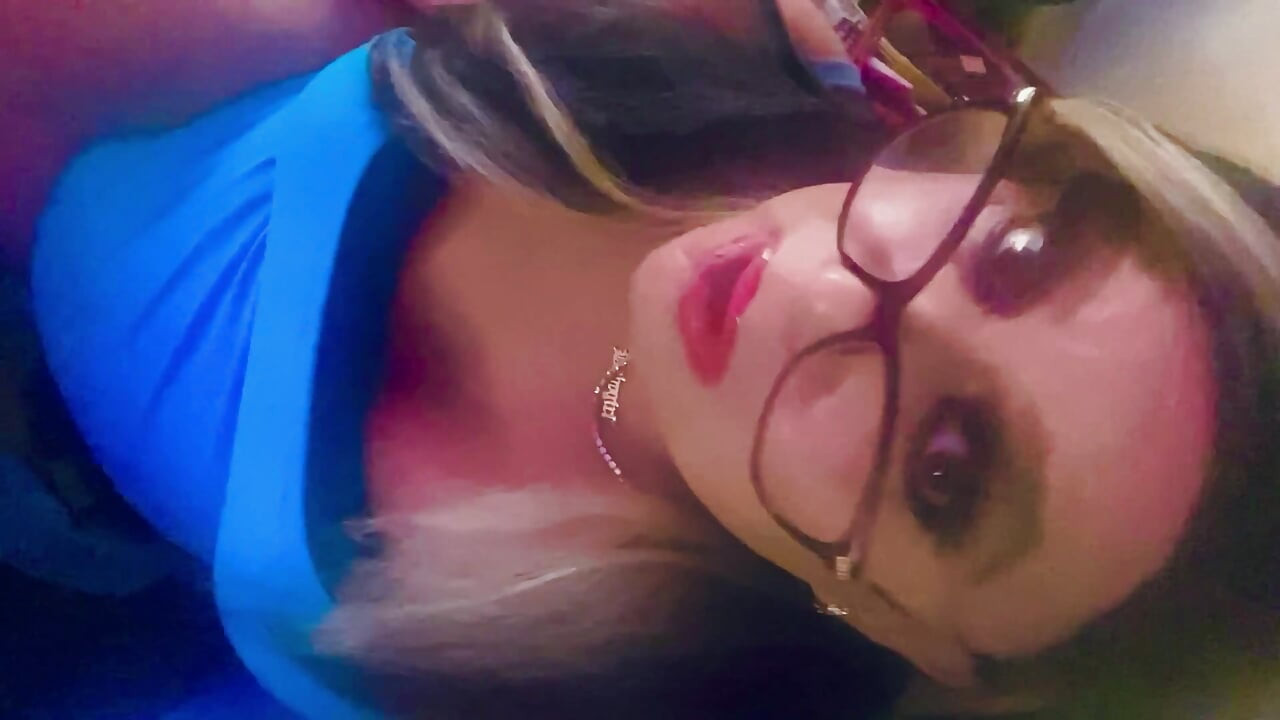 Krissy Sweets mângâindu-și pula