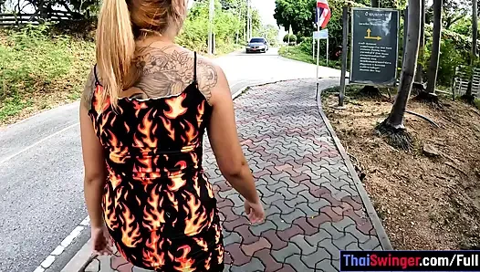Büyük götlü sarışın Taylandlı kız arkadaş uzun bir yürüyüşten sonra sert sikiliyor