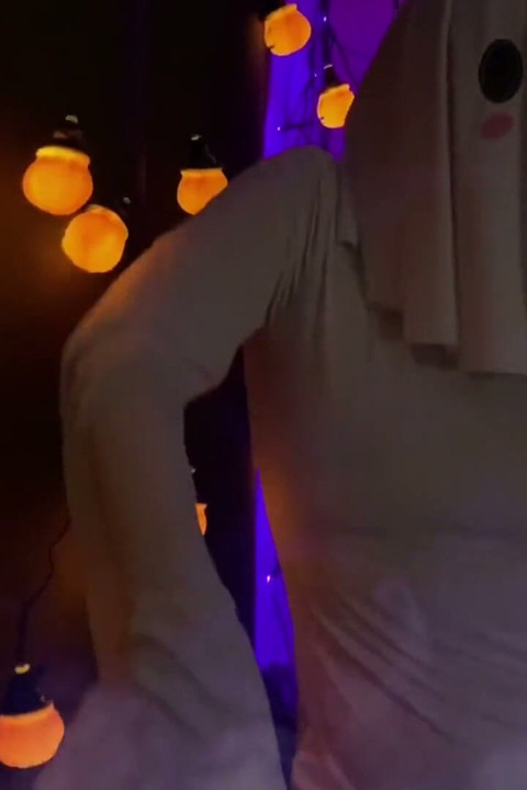 Een sexy geest in de kont geneukt op Halloween - Aria Fleur