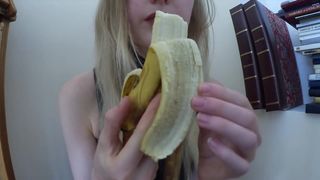 バナナを食べる