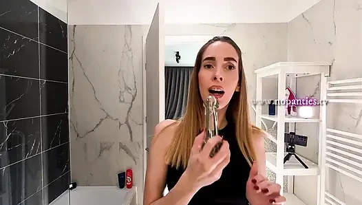 İnanılmaz derecede güzel ateşli ve azgın uzun bacaklı sevimli üniversiteli kız banyoda mini etekli pamuklu külotunu çıkarıyor