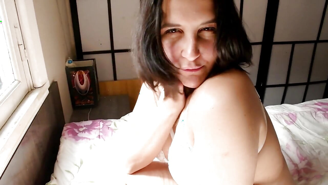 Bule mari și futai cu degetul la Sun de dimineață - Bunny Looner