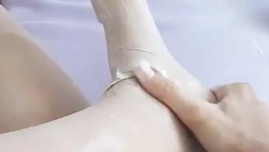 PIJAT KAKI DENGAN KRIM TANGAN DAN SUSU TUBUH