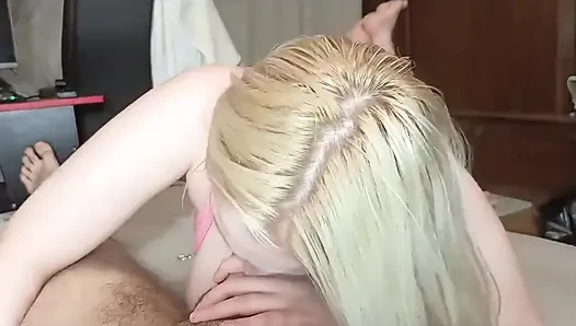 Stiefschwester Deylamoon spricht mit ihrem freund am telefon und lutscht meinen schwanz pOV