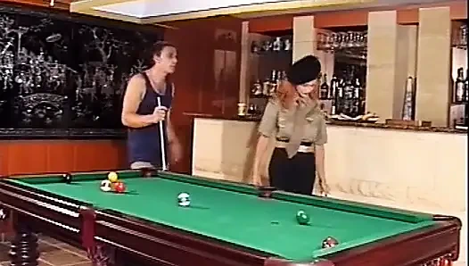 Angelica bella produktion im vogel mit kristallkugeln