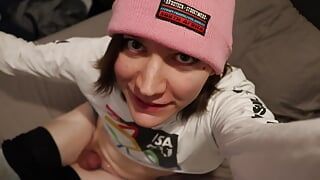 La carina skater femboy si masturba e mangia il suo stesso sperma