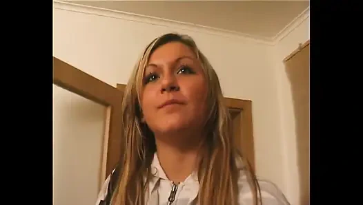 Remaja pirang menunjukkan tubuhnya yang bulat dan seksi