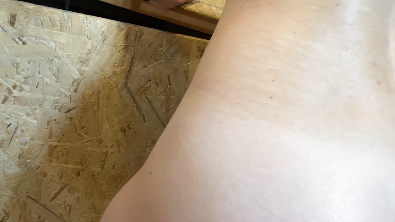 Hombre con las manos rotas hizo garaje follando con polla suave, hanjob hasta corrida