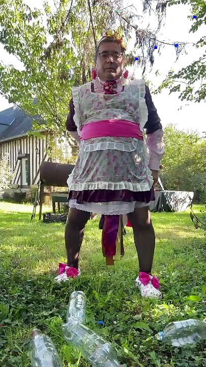 V zahradnickém obleku na sprchu s čůráním ze 4 lahví