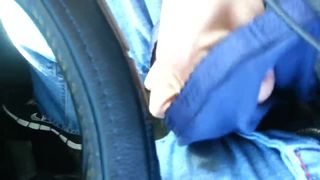 Aftrekken met een marineblauw katoenen slipje op de snelweg