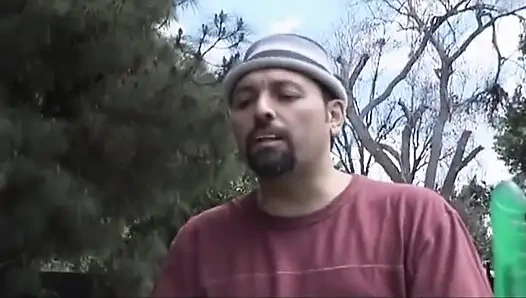 Dildo hitam besar keras untuk pelacur di luar ruangan