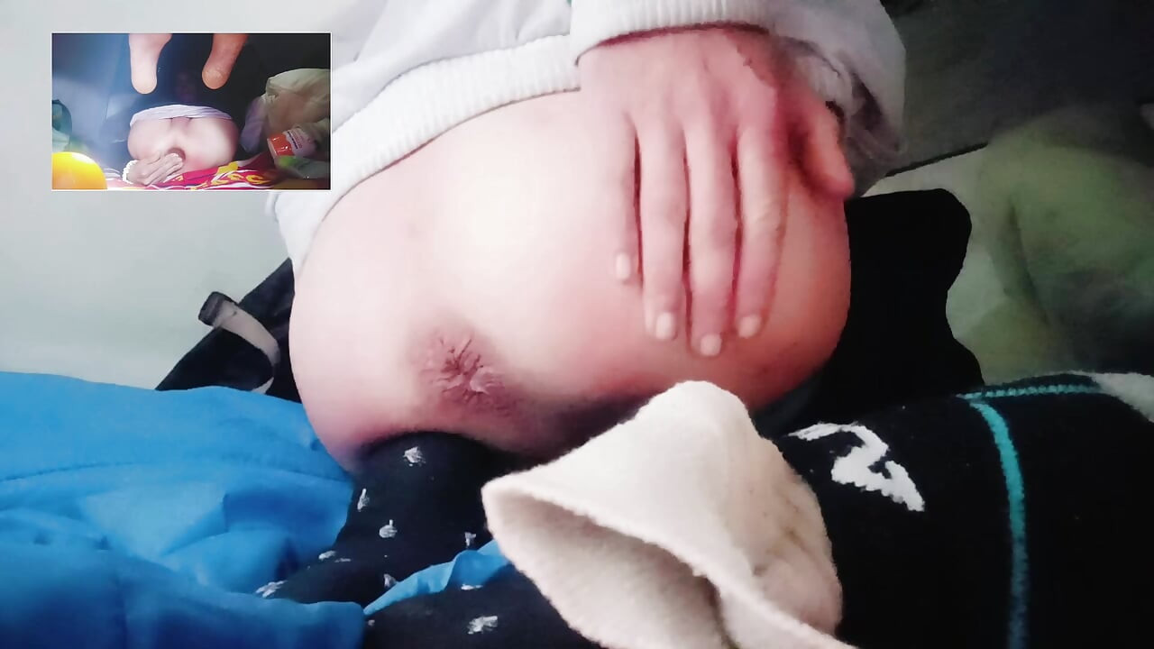 Ung kvinna i sina blå trosor njuter av en njutbar upplevelse med en mega-dilator