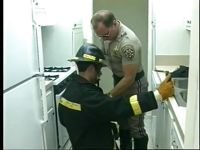 Bomba gay menghisap batang pegawai polis kemudian dia kembali memihak