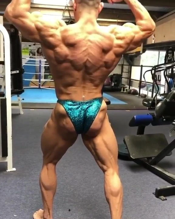 GYM POSING