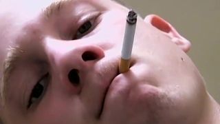 Hübscher abweichender Jason tropft Sperma nach Streicheln und Rauchen