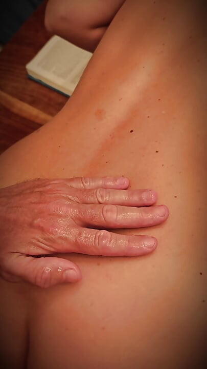Rough and hard dirty anal sex of a hot MILF. She screams of pleasure when she had anal fingering squirts & anal dirty creampie