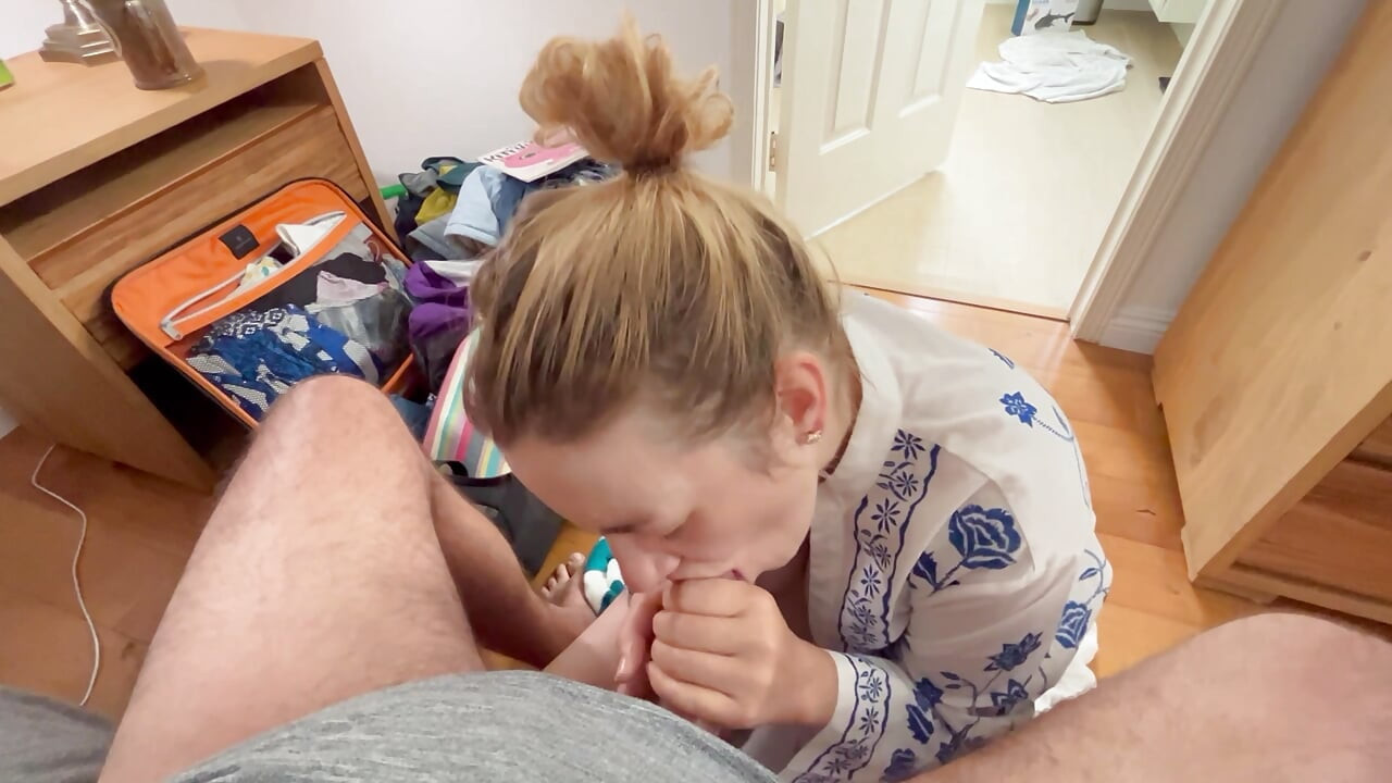 Големи гърди предградие МИЛФ смуче и гълта спермата на мъжа си.