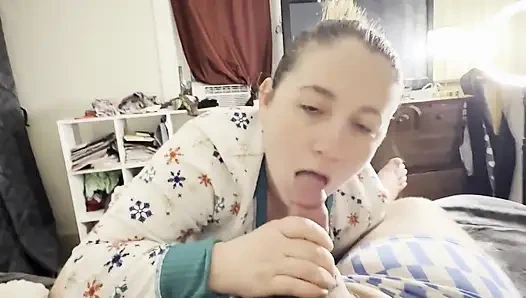 Белая девушка с большой шикарной в видео от первого лица