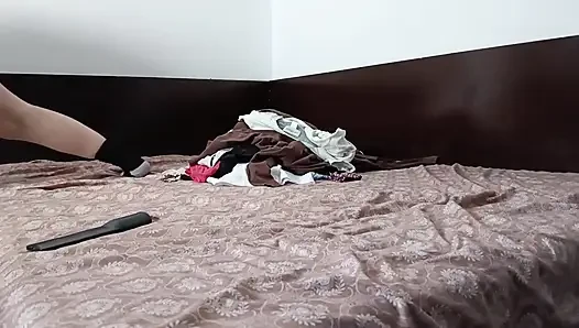 Seksi latin deniyor ve kıyafetlerini kesiyor
