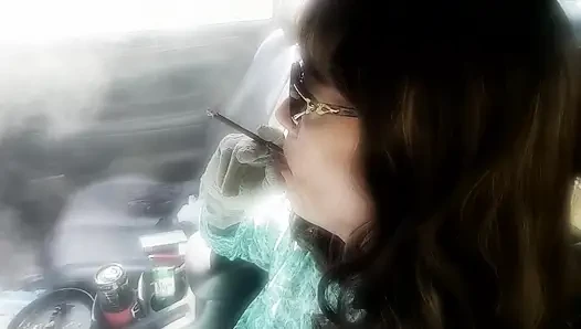 TS BI GILF that loves to smoke long cigarettes VS120 & More120 menthols in her car