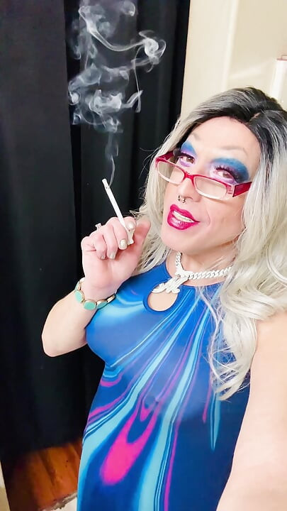 Marilyn In Love Smoking Fetish Tease
