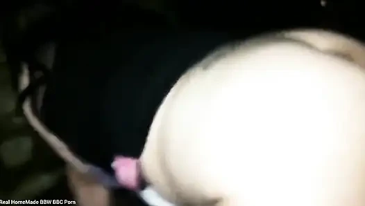Hintli iri güzel kadın açık havada inleyerek orgazm oluyor