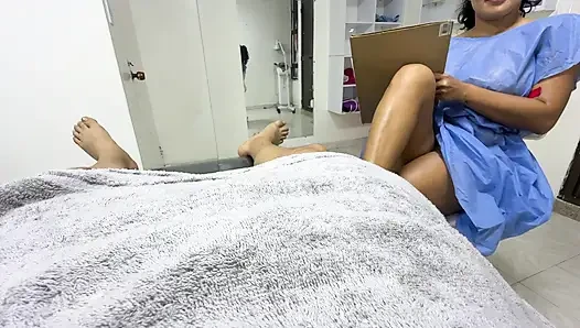Diz ağrısı için doktora gittim ve yarağımı tuttu