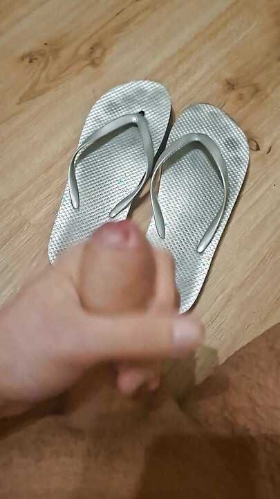 I bought flipflop from a girl and cumshot on them