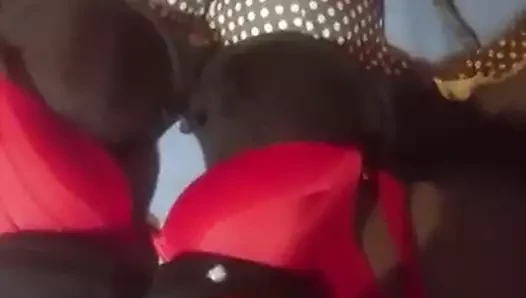 Cum kardeş teyzeler sutyen