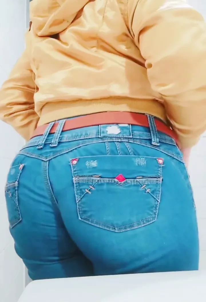 making stripteace show in the public bathroom i show my ass