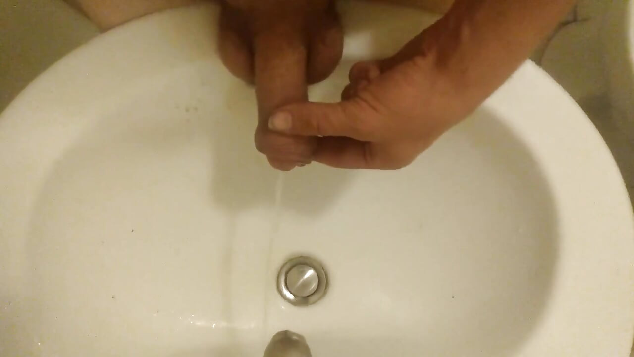 Plassen op mijn hand, in een gootsteen