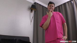 Live-Sex-Show-Schätzchen lutscht und reitet für Sperma