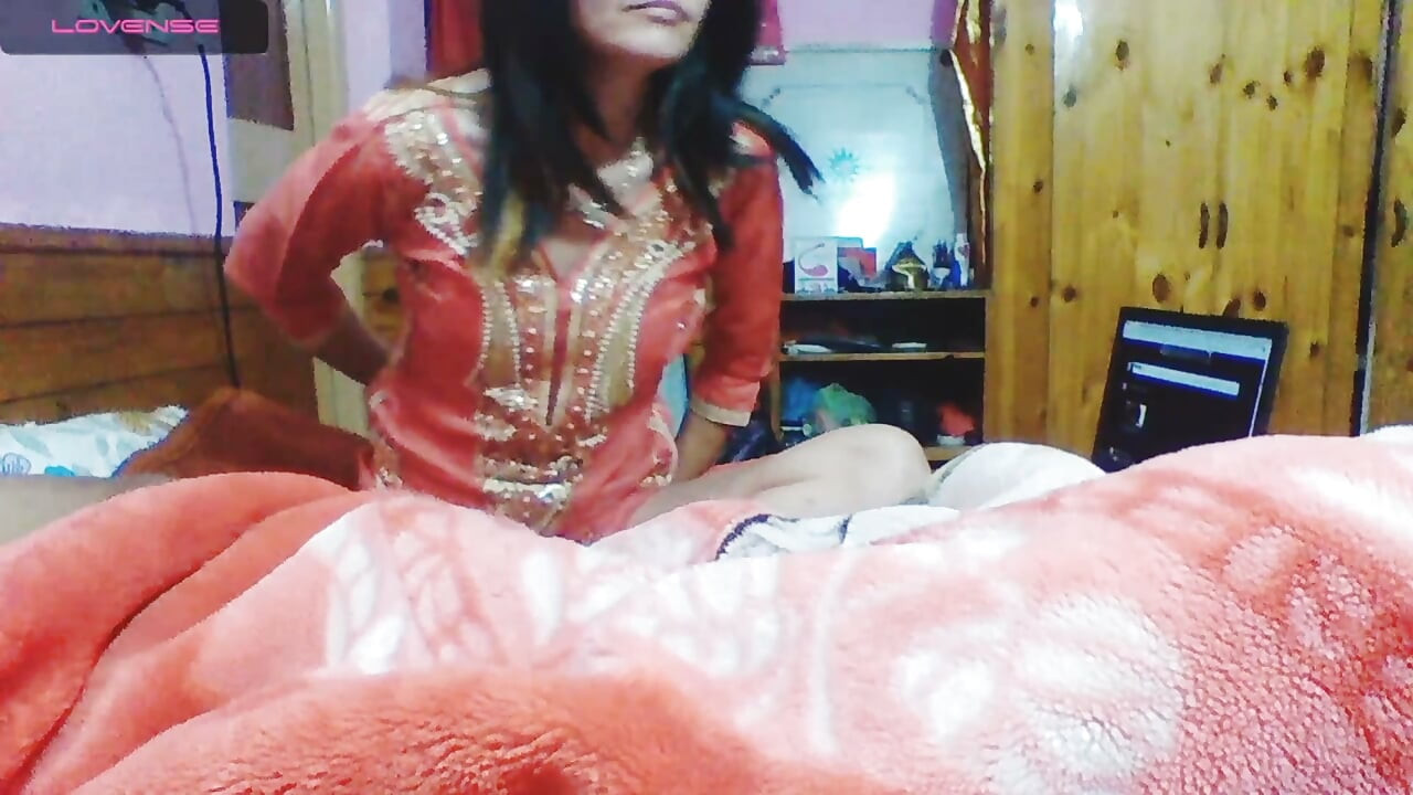 Gostosa na cama chupando o pau do namorado