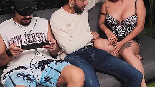 Switch 2'de oynarken en iyi arkadaşımın üvey kız kardeşini sikiyorum