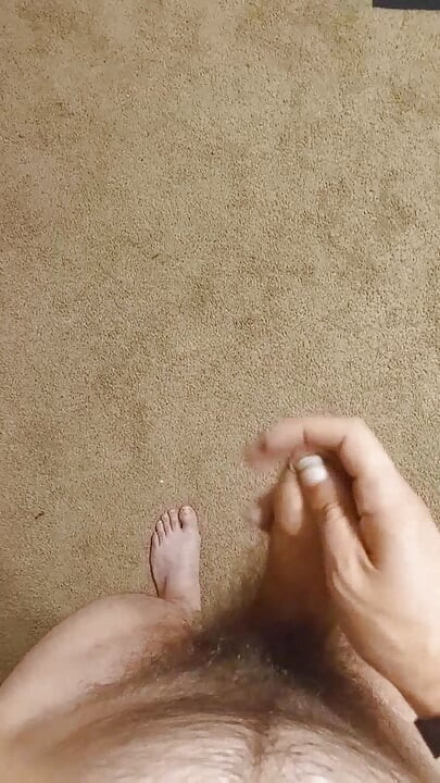 Eu masturbo meu pênis no meu apartamento