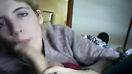 Genç sarışın aşkla yarak emiyor ve sonunda boşalıyor