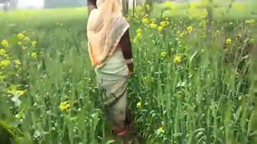 Bhabhi ko Khet me le jakar mari gand