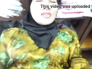 Tante semok mendesah keenakan