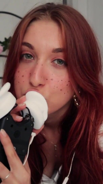 Moment spectaculos de la "ASMR FRENCH JOI - instrucțiuni șoptite cu numărătoare inversă."