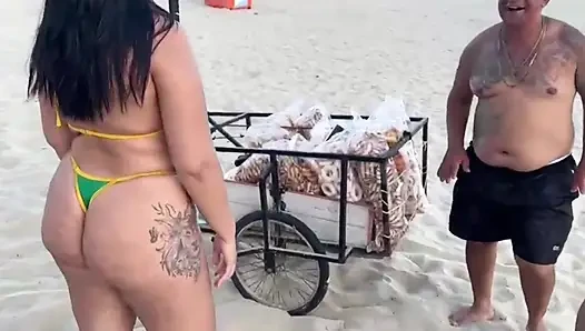 Strandverkäufer in einem salzigen Paket isst die beiden heißen Mädchen im Gegenzug glücklich zurück