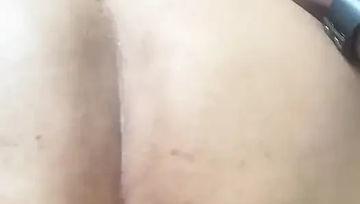Büyük götlü iri güzel kadın yanaklarına boşalana kadar büyük zenci yarağını alıyor