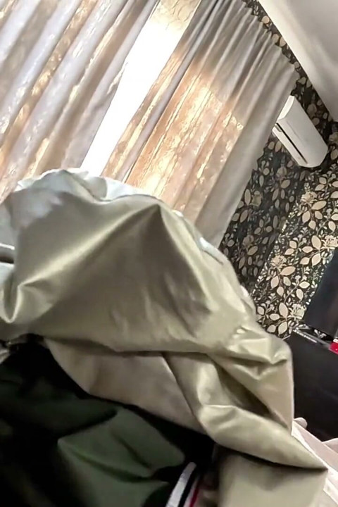 Dominante falda dorada milf satén fantasía, garganta profunda, saliva, semen en chaquetas y orgasmo