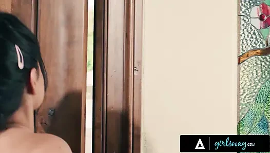 Girlsway - summer col si cewek mesum menjawab pintunya pakai strap-on hanya untuk kurir seksi chanel camryn