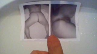 Un garçon rend hommage à la pisse sur mes photos de nu