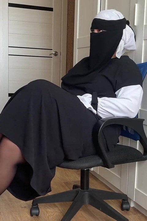 Eu sou um árabe egípcio que pediu ao meu genro para fazer sexo na minha casa ele fodeu minha buceta apertada