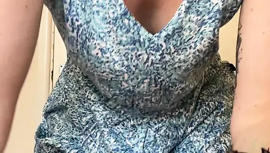 Sexy, toned, mädchen von nebenan ist wie Goldilocks, die neue kleidung anprobieren!