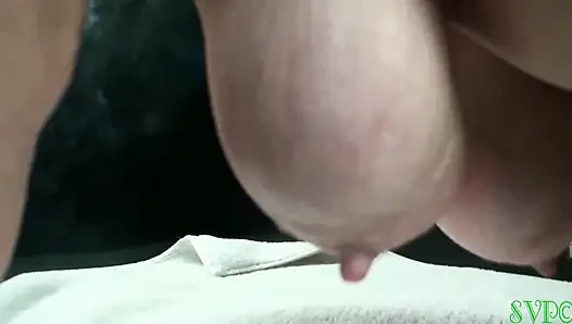 Zincirleme sigara içen nine mastürbasyon yapıyor ve poz atıyor