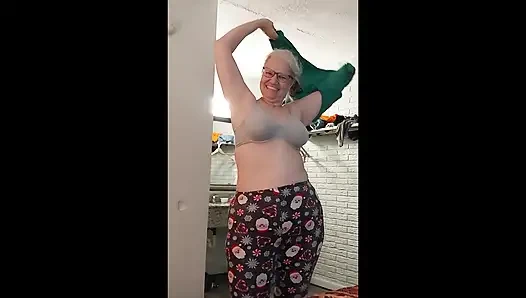 5 minuten heiße milf ist frech. Masturbation, meine titten lutschen, meine muschi spreizen, meine titten enthüllen!