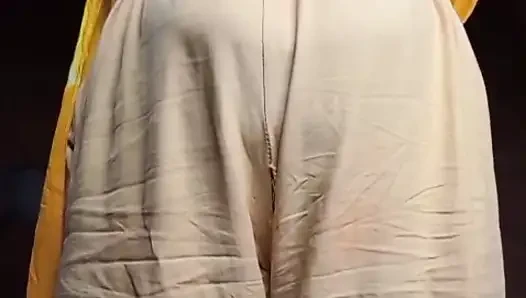 Karım işiyor ve büyük göğüsler